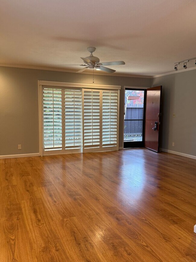 Building Photo - Spacious 2 Bedroom 1 Bath Condo with private patio and storage