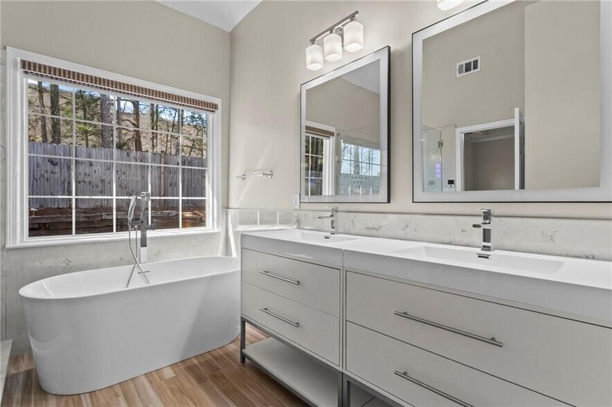 Building Photo - 3030 Northcliff Dr