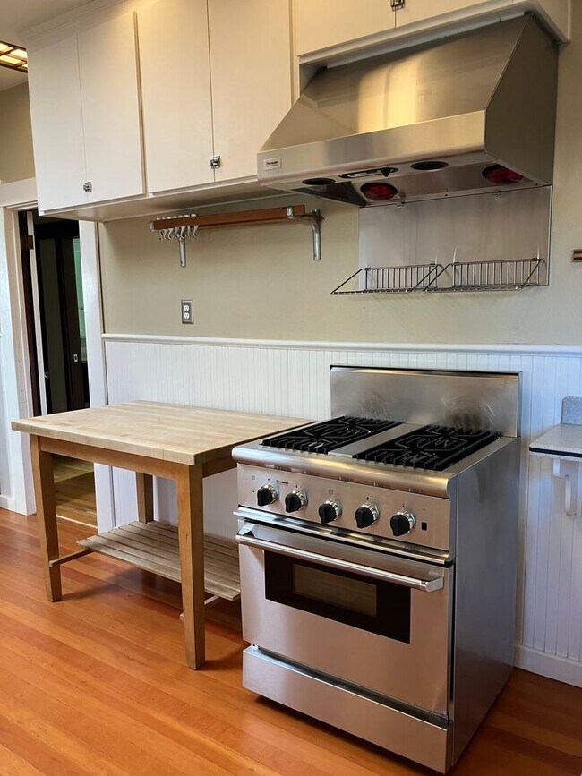 Building Photo - Charming Craftsman 2-Bedroom Home with Upd...