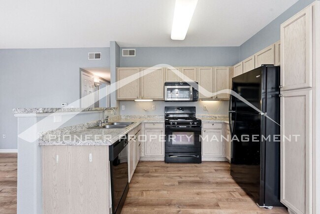 Building Photo - Spacious Condo with Washer/Dryer and Central AC