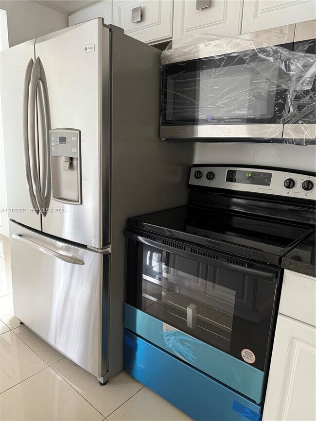 Building Photo - 2431 SW 82nd Ave