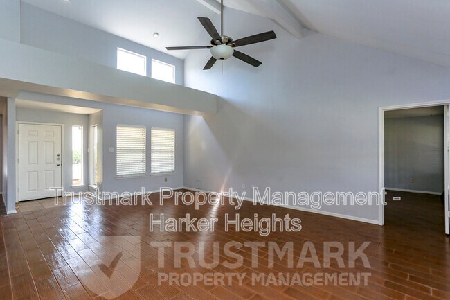 Building Photo - 320 Armadillo Ln