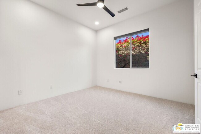 Building Photo - 4 Hillcrest Dr