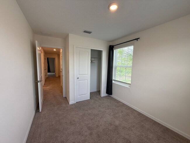 Building Photo - 3 Bedroom 2.5 Bath Townhouse W/1 Car garag...