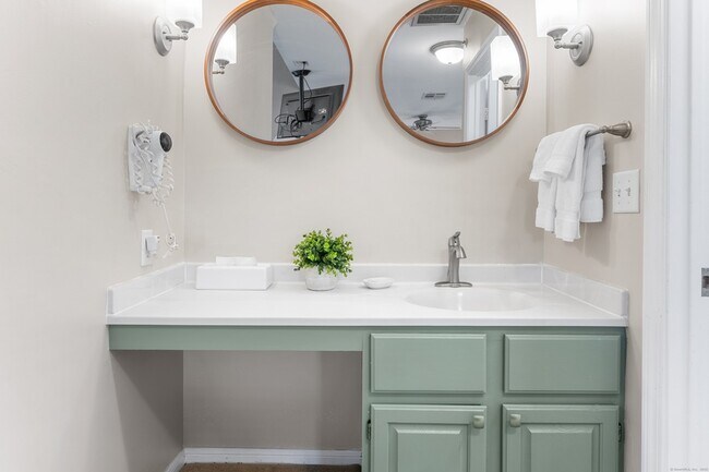 Building Photo - 2124 Old Pond Ln