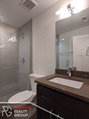 Building Photo - 2211 W Eastwood Ave