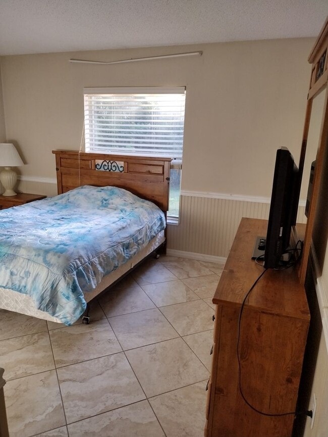 Building Photo - 3 Bedroom 2 Bath House 2 car garage with Large screened in porch! Tenant occupied till March 31st