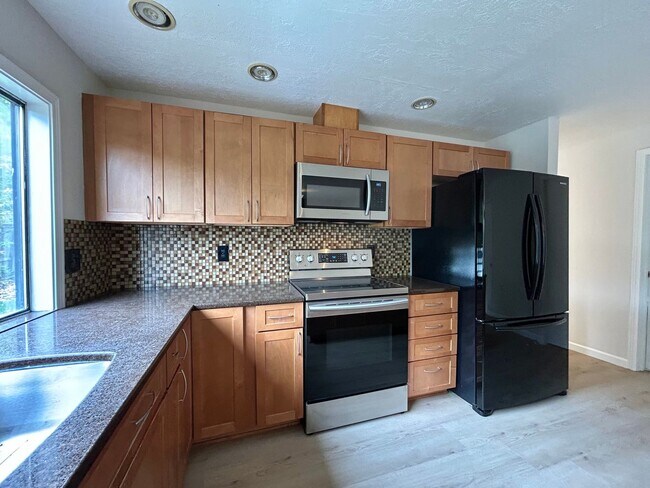 Building Photo - Large 4 Bed, 2.5 Bath House! Landscaping Included!