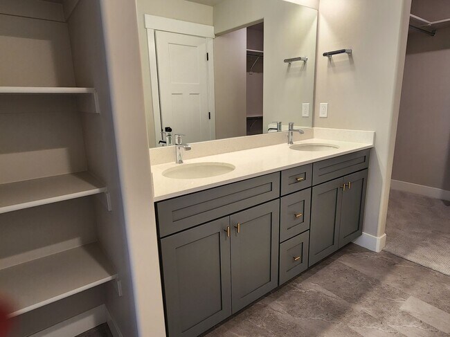 Building Photo - Beautiful  End Unit Townhome In Herriman