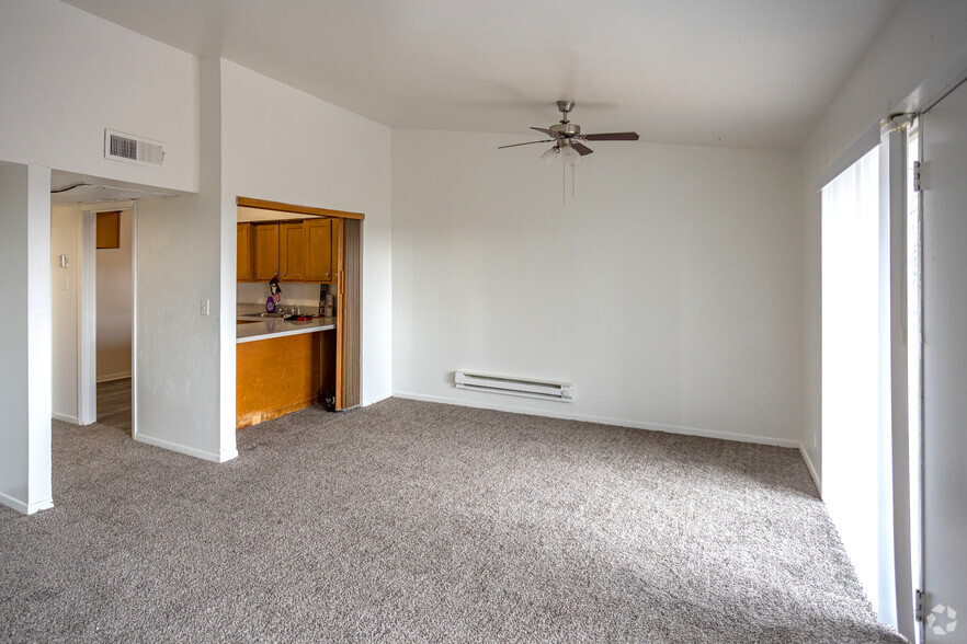 1BR, 1BA - 900SF - Crestpark Apartments