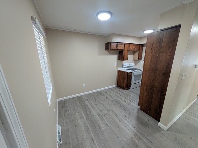 Building Photo - 407 Holiday Dr