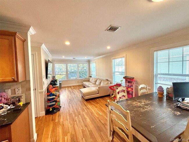 Building Photo - 30 Sintsink Dr E