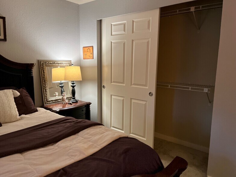 Master bedroom - 10009 NE 120th Ln