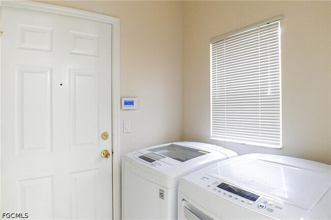 Building Photo - 160 Lady Palm Dr