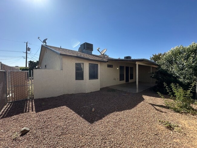 Building Photo - Cute 2 bedroom, 2 bathroom home with firep...