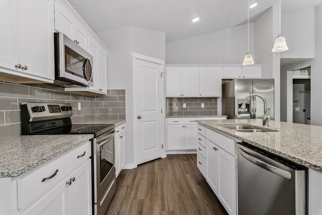 Building Photo - Beautiful 4bd/2ba Single Level Home w/RARE 4-CAR GARAGE