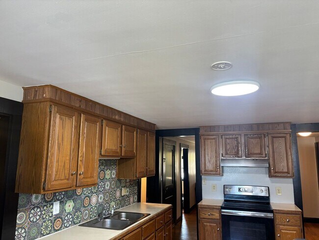Building Photo - 576 Abbott Ave