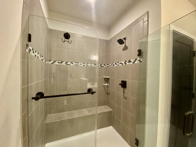 Building Photo - GORGEOUS TOWNHOME IN SOUTH PARK
