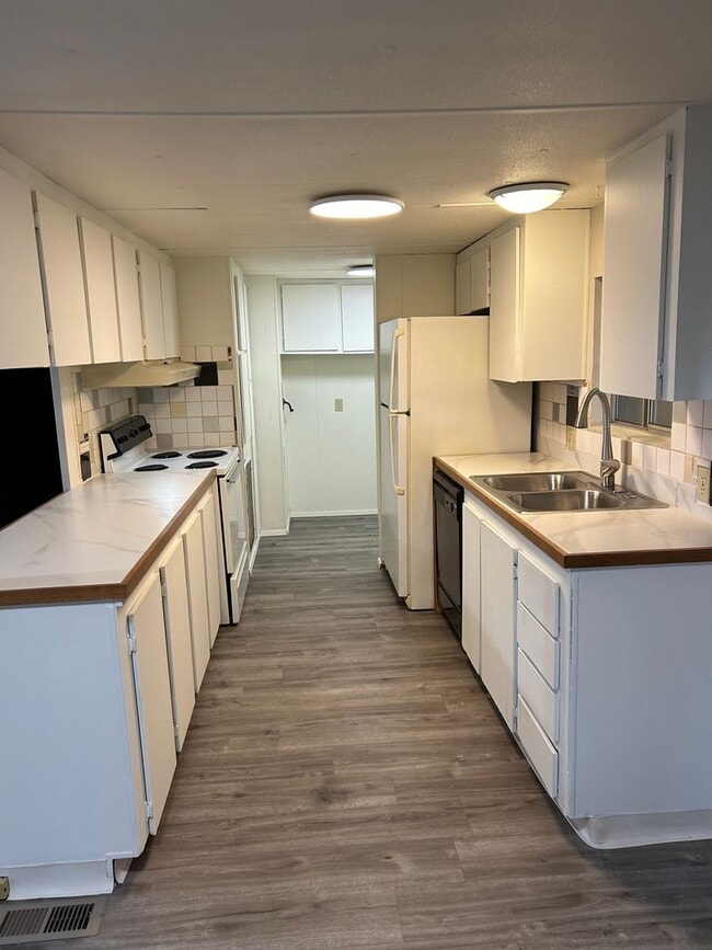 Building Photo - 2 Bedroom 1 Bath Single-level home