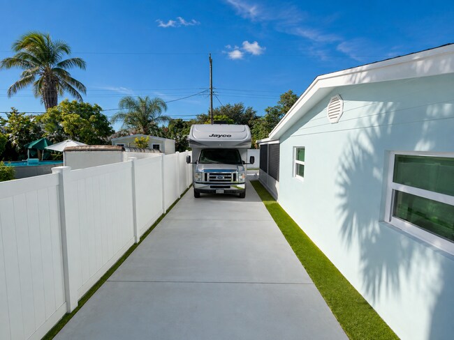 Building Photo - "Charming Furnished (Unfurnished Negotiable) 3-Bed Oasis with Hot tub in Palm Beach Gardens – 2,2...