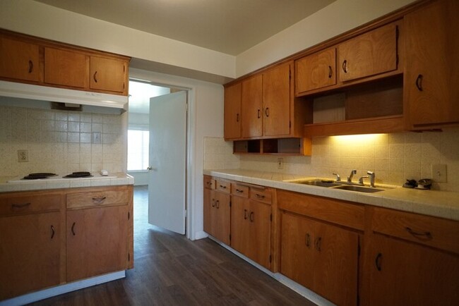 Building Photo - Single-story, spacious 2 bed condo, 1 bath...