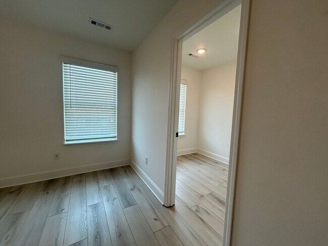 Building Photo - Gorgeous Contemporary Family Home in Cente...