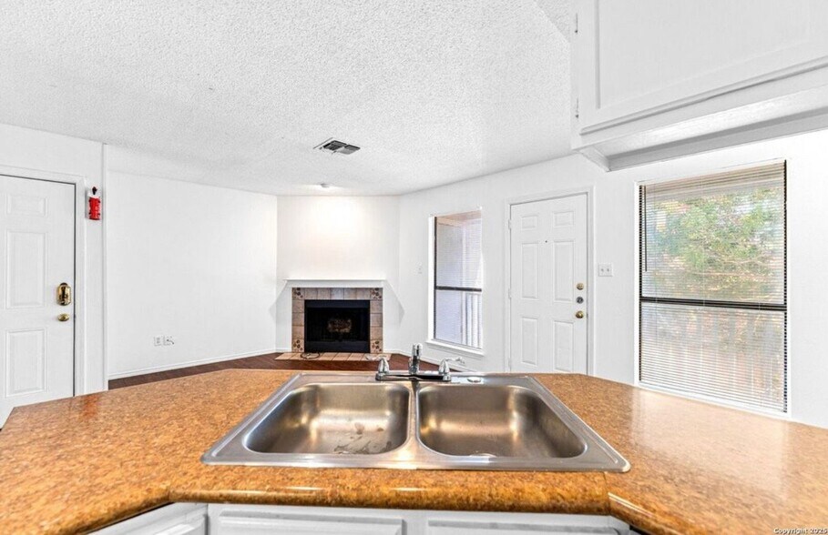 Building Photo - 7568 Windsor Oaks