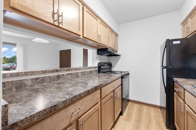 Building Photo - Renovated Lower Studio Apartment Available at our Cedar View Apartments
