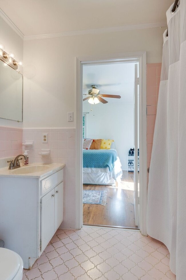 Building Photo - Stunner in North Columbia