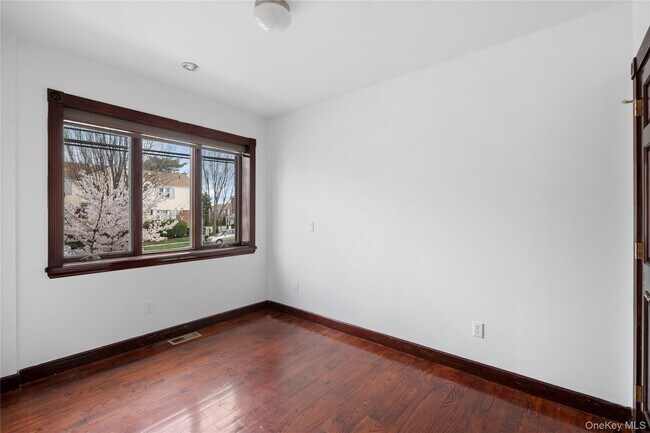 Building Photo - 69-03 Cloverdale Blvd