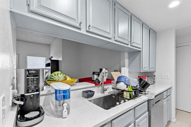 Building Photo - 806 W 24th St