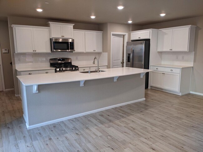 Building Photo - 4/2.5 Townhouse for rent in DuPont!