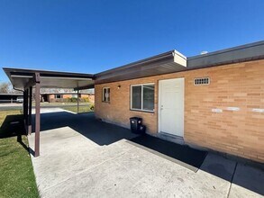 Building Photo - 2 Bed 1 Bath - New carpet - New paint - Great location!