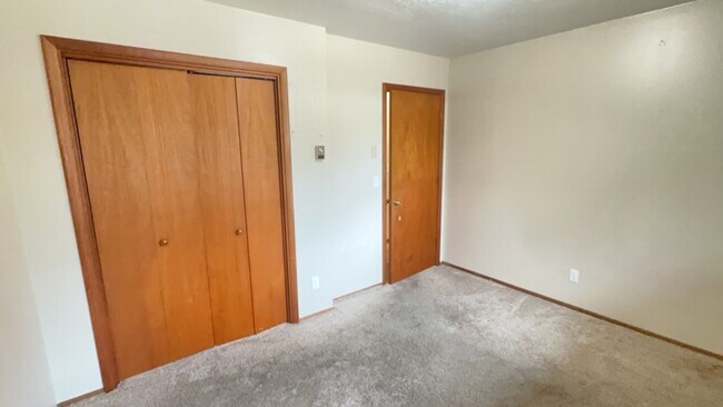 Building Photo - Charming 3BR/2.5BA Home with Fenced Yard in NE Madras - PENDING APPLICATION