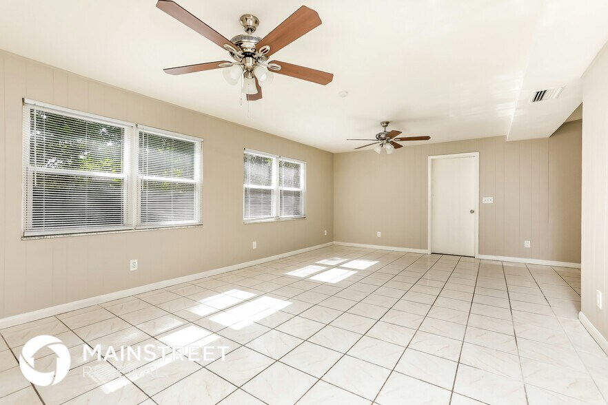 Building Photo - 2495 Barbarossa Ave