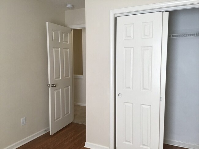 Building Photo - 4 bed 2.5 in Greenwood with HUGE fenced in...