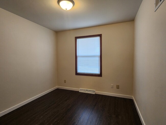 Building Photo - "3-Bed Townhouse with 1.5 Baths in Appleton!