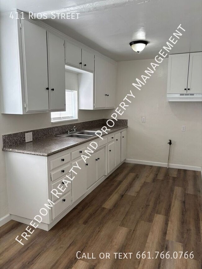 Building Photo - 411 Rios St