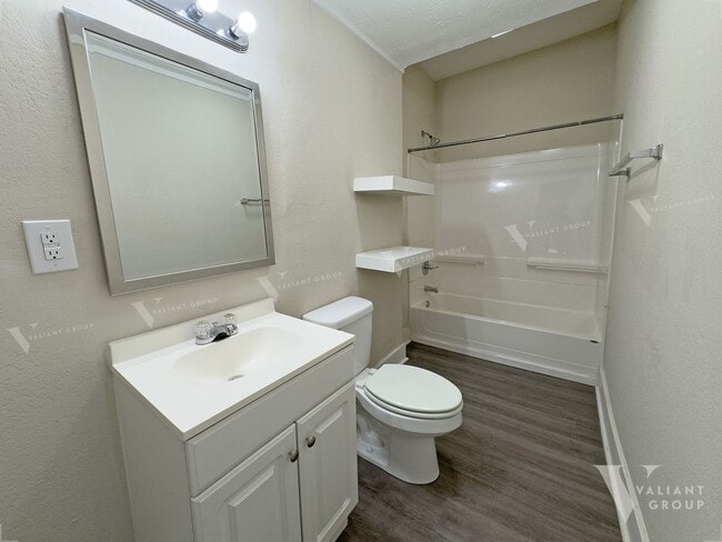 Building Photo - Charming 3-Bedroom, 1-Bathroom House in We...