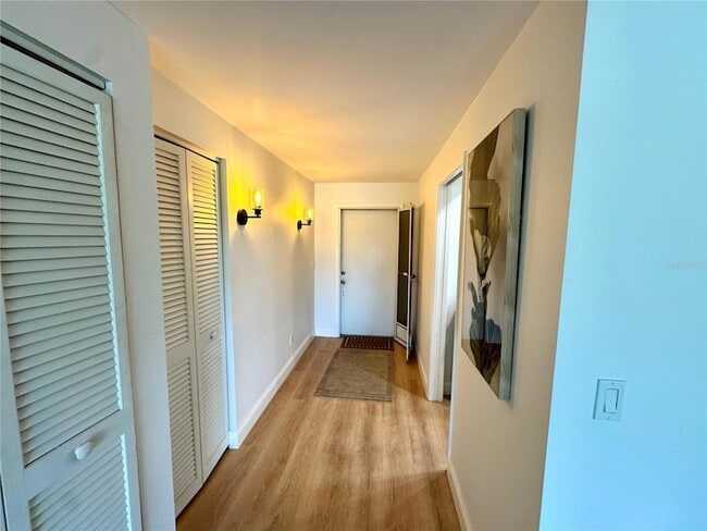 Building Photo - 6999 W Country Club Dr N