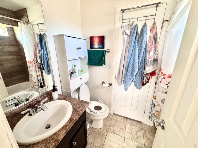 Building Photo - Spacious 3 Bed / 3 Bath Home Near Peterson Space Force Base