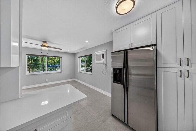 Building Photo - 301 NE 15th St