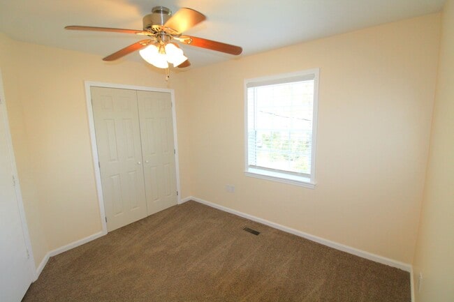 Building Photo - Renovated 2 bedroom Townhome in Belmont!