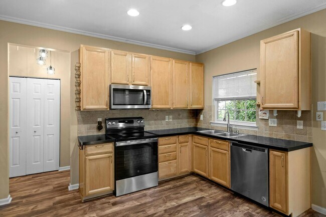 Building Photo - 3510 King Edward Wy