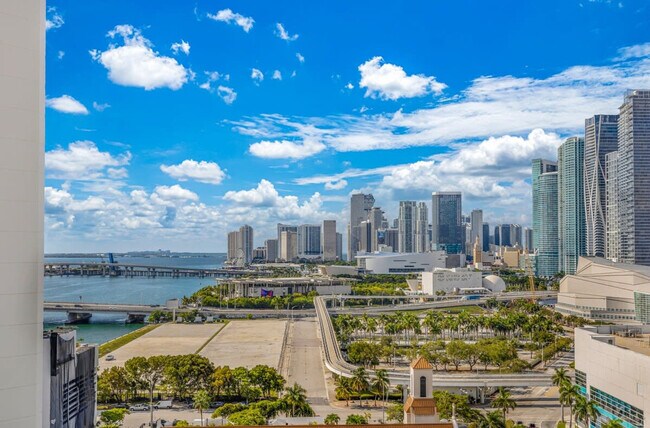 Building Photo - 1717 N Bayshore Dr