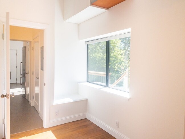 Building Photo - 1Bed/1Bath! Parking! Laundry! Garden! Pet! PROGRESSIVE