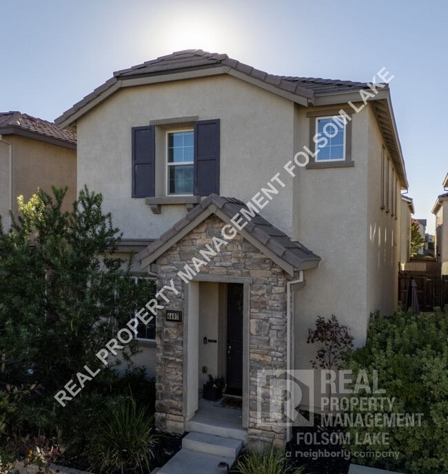 Primary Photo - Spacious 3 bedroom 2.5 bath in the Westsho...