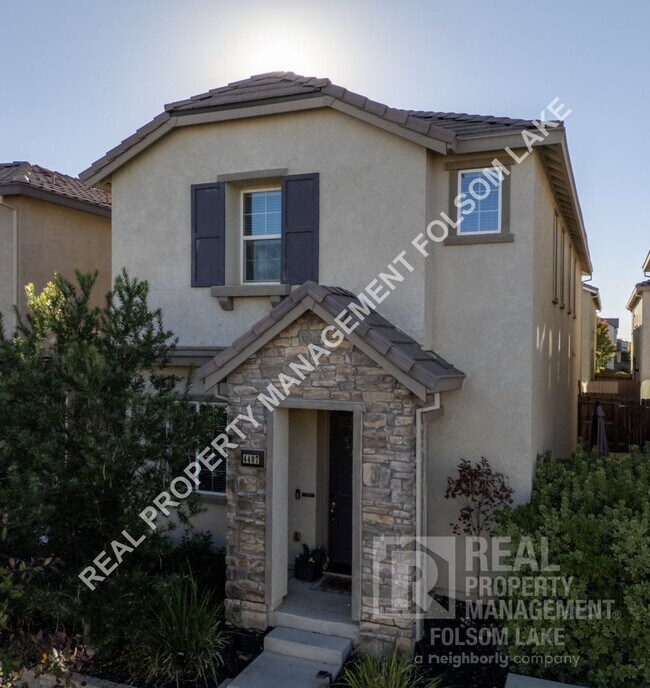 Building Photo - Spacious 3 bedroom 2.5 bath in the Westshore Lake Neighborhood
