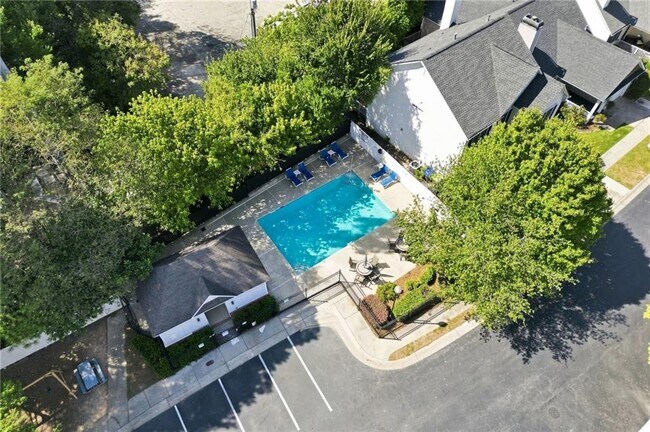 Building Photo - 726 Gardenside Cir SE