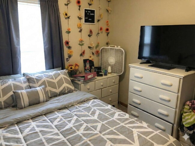 Building Photo - Great 4 Bed 1 Bath close to UWEC!